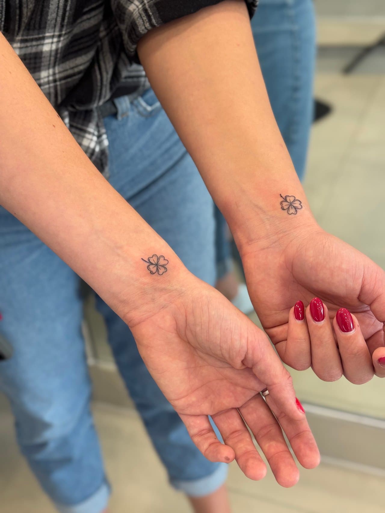 Fine-Line Tattoos und Piercing-Schmuck
