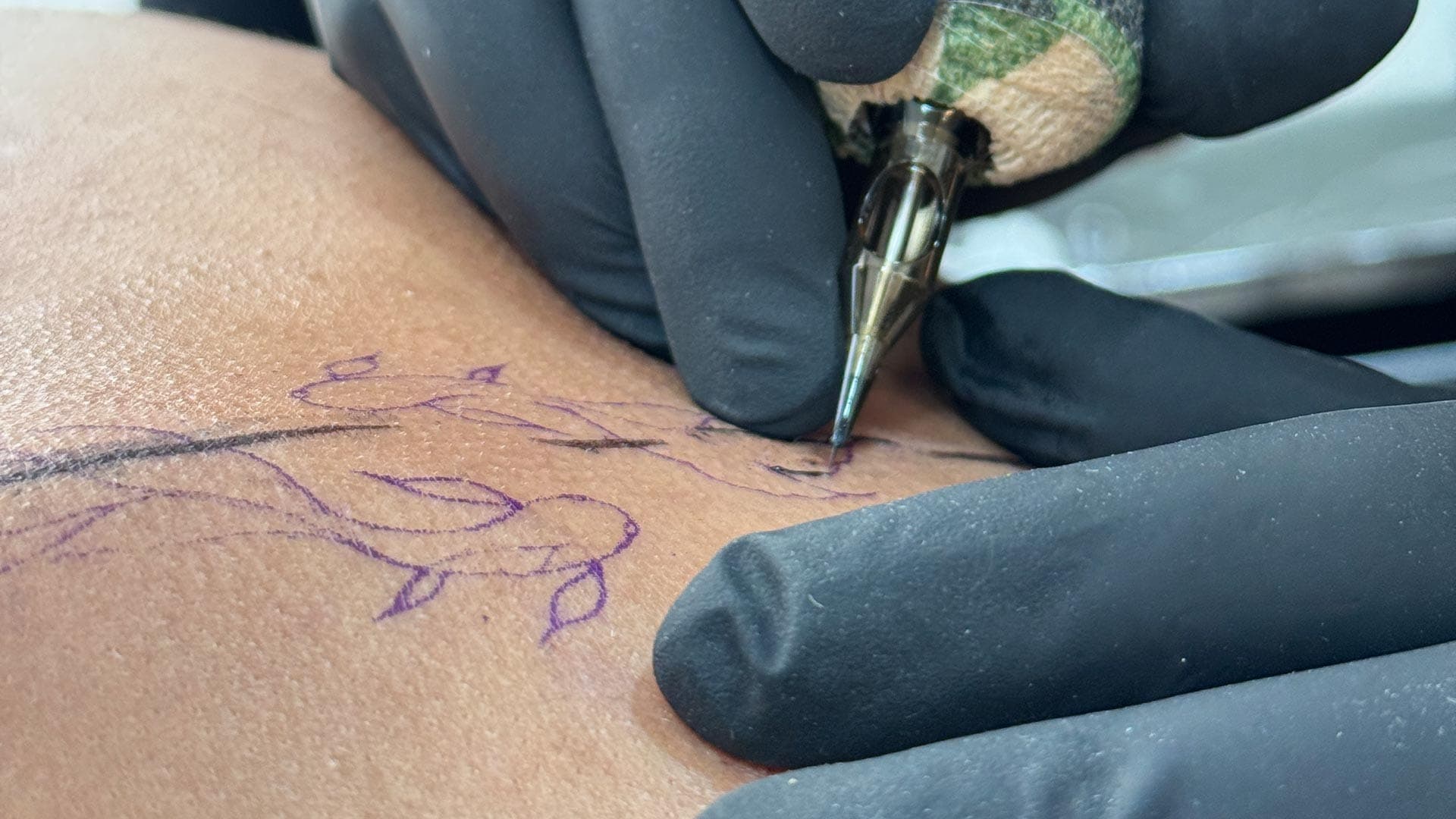 Fine-Line Tattoo Artist bei der Arbeit