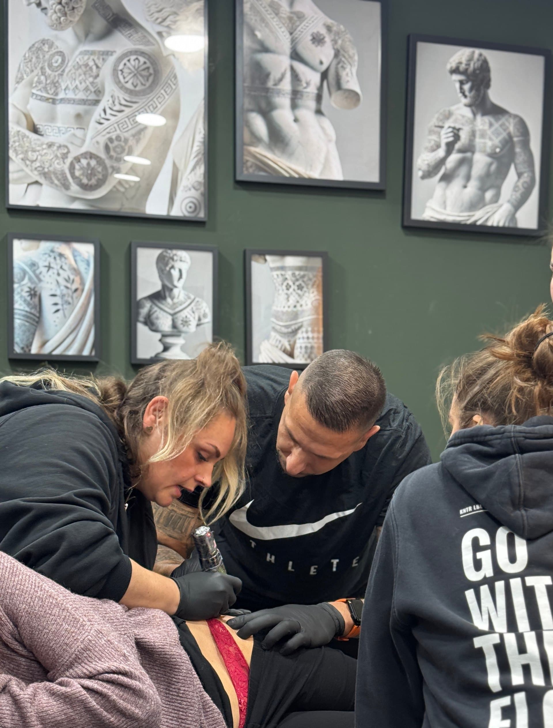 Das Team von Skincademy bei der Arbeit im Studio
